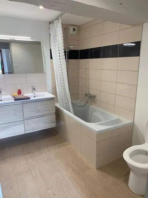 Vila Location Saisonniere A Montours 0*,